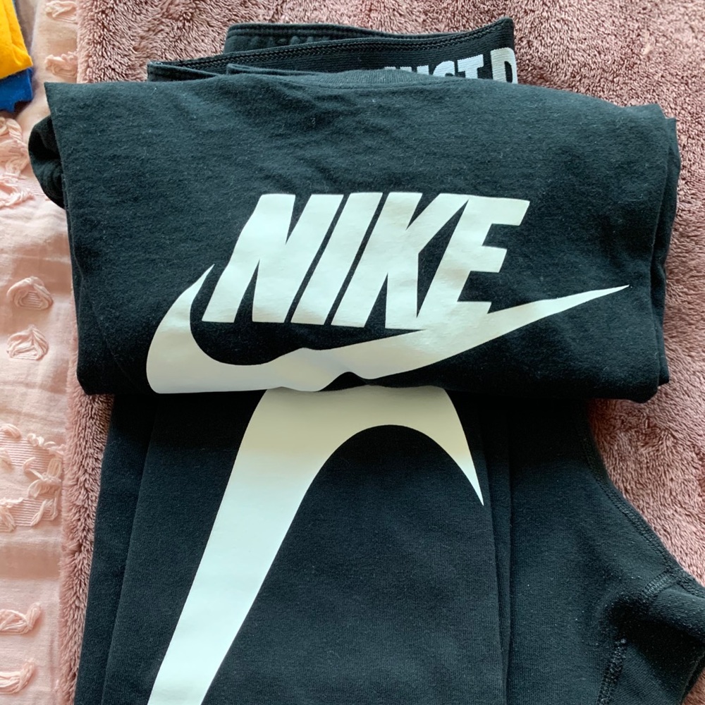 A Nike set. Comes with leggings and the shirt